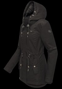 Černá parka s kapucí, stahovací pas, zipové kapsy a strukturovaný povrch. Obsahuje stříbrné kovové doplňky a pružné manžety.