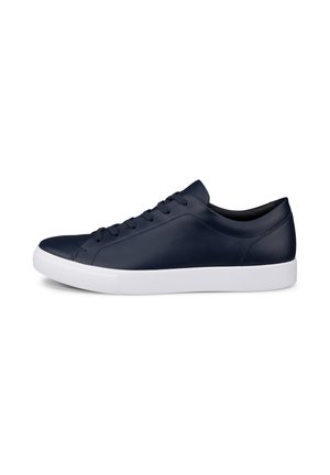 Zapatilla baja de cuero azul marino con cordones negros y suela de goma blanca, mostrada desde una vista lateral sobre fondo blanco.