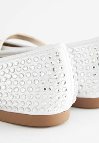Next FOREVER COMFORT  MARY JANE REGULAR FIT - Balerínky s remienkom okolo členku - white