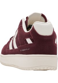 Burgunderfarbene Wildledersneaker mit weißen Akzenten, einem gepolsterten Kragen und einer strukturierten Gummisohle. Mit einem gestickten Slogan: "ST. POWER PLAY."