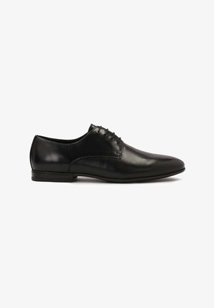 Must musta oxford kingad sileda tekstuuriga, terava nina ja viie paelaauguga. Omab madalat kontsa ja minimalistlikku disaini.