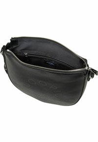 Bolso bandolera de cuero negro con una textura suave, cremallera plateada y detalle de logo en relieve. El interior cuenta con un forro de tela negra y un bolsillo.
