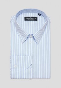Jasnoniebieska koszula w paski, z bawełnianego materiału, z kołnierzykiem zapinanym na guziki, mankietem na jeden guzik, z widoczną metką na kołnierzu.
