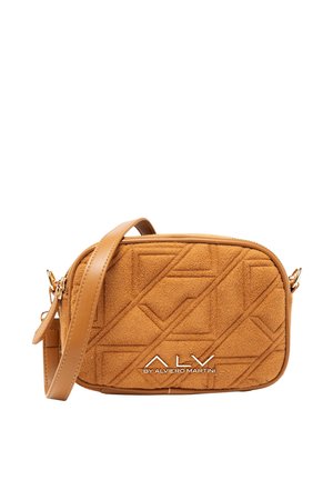 Borsa a tracolla rettangolare in camoscio marrone con motivo geometrico, tracolla in pelle color cuoio e logo argento sul davanti. Chiusura con zip sulla parte superiore.