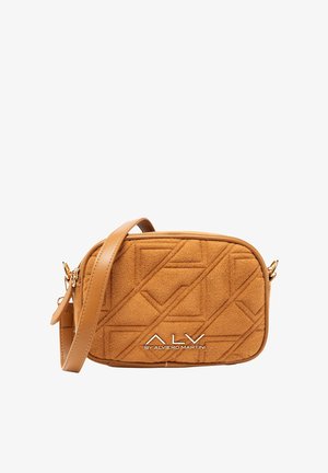 Borsa a tracolla rettangolare in camoscio marrone con motivo geometrico, tracolla in pelle color cuoio e logo argento sul davanti. Chiusura con zip sulla parte superiore.