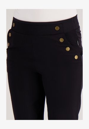 Zwarte stretchbroek met een aansluitend ontwerp, voorzien van gouden knopen op de tailleband en zijzakken voor extra detail.