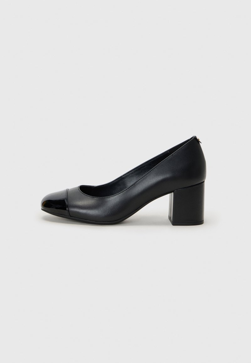 Escarpin en cuir noir avec talon bloc et bout noir brillant, montré en vue de profil droit sur fond clair uni.