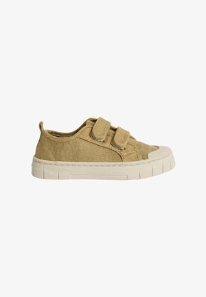 Scarpe in tela color sabbia con doppi cinturini in velcro, suola in gomma e punta arrotondata. Presentano una parte superiore testurizzata e dettagli cuciti lungo i bordi.