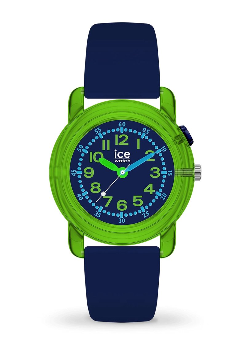 Montre en plastique vert avec un bracelet en silicone bleu marine. Le cadran rond présente des chiffres et des aiguilles bleus sur un fond sombre, avec une couronne en argent.