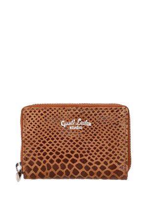 Braunes strukturiertes Lederportemonnaie mit dunkelbraunem Diamantmuster, silbernem Reißverschluss und weißem "Gusti Leder studio"-Logo auf der Vorderseite.