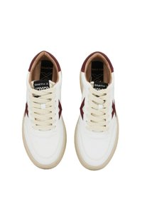 Sneaker bianche con accenti bordeaux, dotate di lacci beige, una superficie liscia, forma a punta rotonda e una fodera interna imbottita.