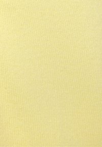 Miękka tkanina w jasnym żółtym odcieniu, charakteryzująca się prążkowaną fakturą i jednolitym wzorem powierzchni. Idealna do różnych zastosowań tekstylnych.