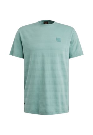 Camiseta de manga corta verde menta con un patrón de rayas texturizadas y un pequeño parche de logo cuadrado en el lado izquierdo del pecho. Material de mezcla de algodón.