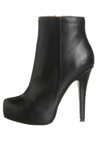 Černé kožené kotníkové boty s elegantním designem, vysokým stiletto podpatkem, zaoblenou špičkou a minimálním šitím.