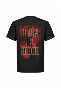 Sort t-shirt med den stærke frase "REIGN IN BLOOD" i rød og guld skrift mod en tekstureret rød baggrund. Korte ærmer og standard pasform.