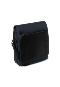 Borsa a tracolla blu navy con corpo in tessuto testurizzato e patta in pelle nera liscia. Caratterizzata da una tracolla regolabile e una tasca con zip.