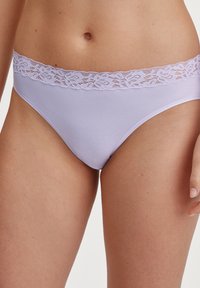 Lila katoenen onderbroek met een bloemenkant tailleband, met een zachte textuur en een lage pasvorm, benadrukt door delicate accenten.