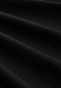 Schwarzer Stoff mit gerippter Textur, der dezente horizontale Linien aufweist und ein wellenförmiges Aussehen erzeugt. Das Material ist weich und flexibel.