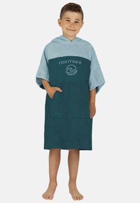 Kapuzentuch-Poncho in Türkis und Hellblau, aus weichem Stoff gefertigt. Mit einer Fronttasche und einem Logo-Detail auf der Brust.