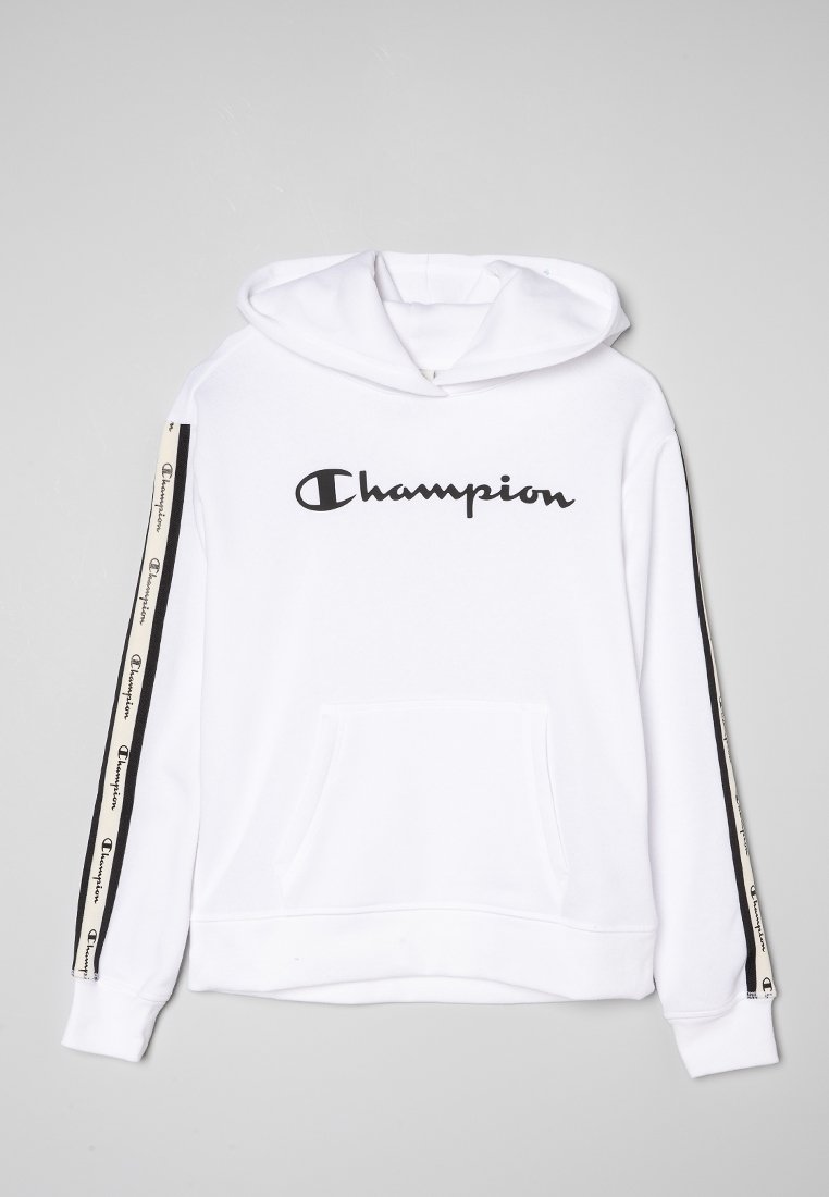 Felpa bianca con cappuccio e tasca a marsupio, logo "Champion" nero sul petto e righe a strisce nere e beige lungo le maniche.