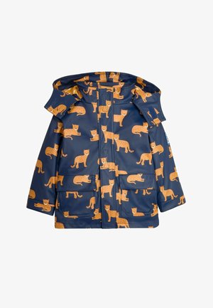 Mornarska kišna kabanica s uzorkom narančastih leopardskih mrlja, s kapuljačom i dva prednja džepa, napravljena od vodootpornog materijala.