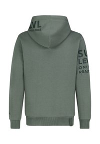 Grüne Kapuzenjacke von hinten zu sehen, mit schwarzem Text, der auf der Kapuze, dem rechten Ärmel und dem unteren Saum gedruckt ist.