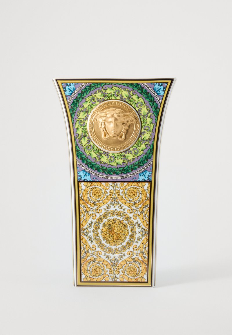 Vaso de porcelana decorativo com medalhão dourado da Medusa, padrões intrincados em verde, azul e amarelo, e uma forma elegante curva.