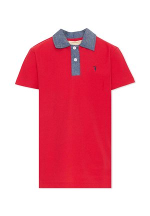 Polo rossa a maniche corte con colletto e patta blu con due bottoni bianchi e piccolo logo ricamato sul petto sinistro.