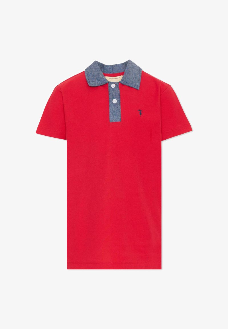 Polo rouge à manches courtes avec col bleu et patte de boutonnage avec deux boutons blancs et petit logo brodé sur la poitrine gauche.