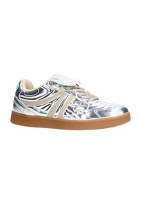 Metallisch zilveren sneaker met een gestructureerd oppervlak, beige accenten en een gumrubberen zool. Beschikt over veters en een klittenbandstraps.