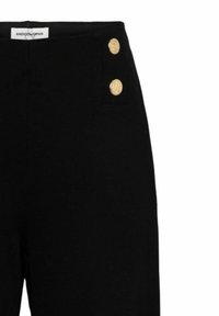 Zwarte broek met een gladde stofstructuur, verfraaid met goudkleurige knopen en een hoge tailleband. Het label leest "AND/OR WOMAN."
