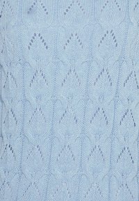 Maglione lavorato a maglia blu chiaro con un motivo geometrico di forme a diamante e dettagli a lavorazione aperta, che conferisce un aspetto testurizzato e traspirante.