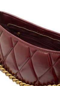 Burgundy läderhandväska med diamantmönsterstygning, utrustad med ett guld kedjesläp och ett blixtlåsfodral inuti. Slät textur.