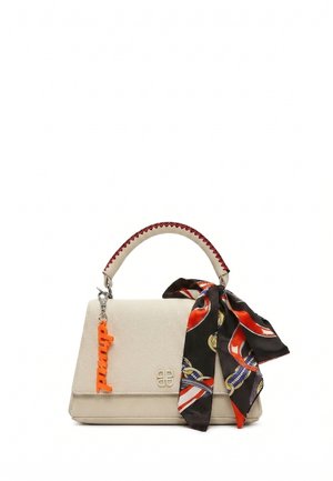 Crèmekleurige handtas met bovenhandvat, rode stiksels, oranje "pmpd" bedel en zwart patroon sjaaltje vastgeknoopt aan het handvat.