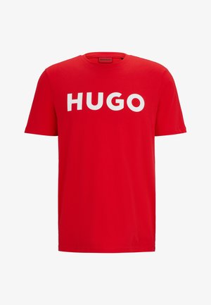 T-shirt rossa a maniche corte con girocollo e grandi lettere maiuscole bianche che formano la scritta HUGO sul petto.