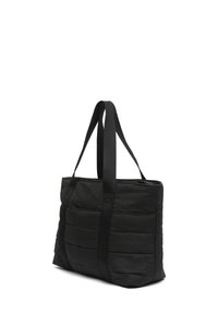 Čierna prešívaná taška s dvoma plochými popruhmi, mäkká textúra materiálu, obdĺžnikový tvar a minimalistický dizajn. Žiadne viditeľné kovové súčiastky ani vzory.