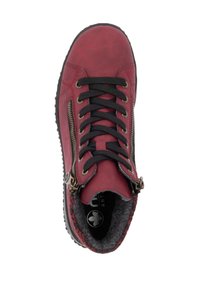 Sneaker en cuir rouge avec lacets noirs, zips latéraux, bout rond et doublure grise texturée. Il dispose d'une semelle en caoutchouc avec des détails en motif.