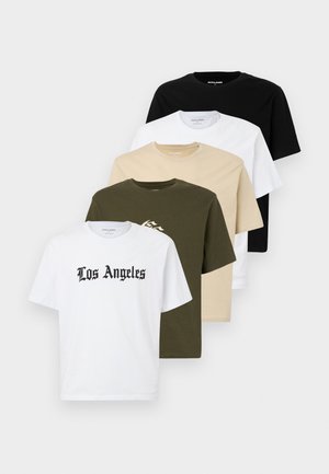 Pet majica s okruglim izrezom u bijeloj, crnoj, bež, maslinastoj zelenoj i sivoj boji, s grafikom "Los Angeles" u crnoj boji na prednjem dijelu bijele majice.