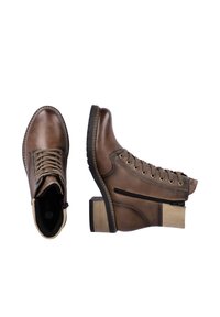 Bottes en cuir marron avec un design à lacets, fermeture éclair sur le côté, semelle robuste et talon texturé contrastant.