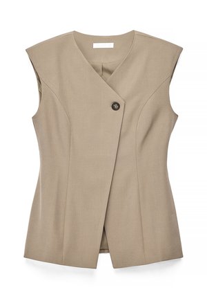 Chaleco entallado beige sin mangas con escote en V, cierre con un solo botón oscuro y paneles frontales estructurados, colocado sobre un fondo blanco.