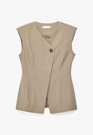 Bezruký béžový na mieru šitý vesta s výstrihom do V, so zapínaním na jeden tmavý gombík a s tvarovanými prednými panelmi, rozložená na bielom pozadí.