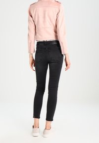 Jennyfer Bunda z umělé kůže - light pink