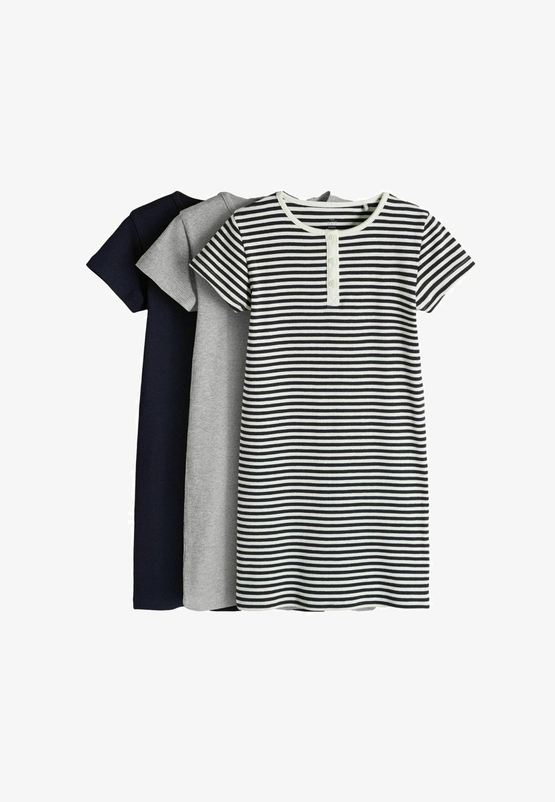 Trois robes en maille à manches courtes bleu marine, gris et rayures horizontales noir et blanc avec une patte de boutonnage sur la robe rayée.
