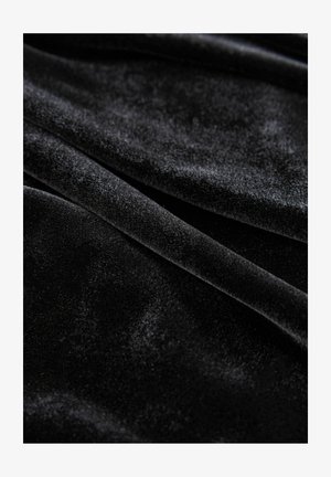 Must räveliit ja pehme sile tekstuur, nähtavad kortsud ja kerge peegeldus, mis rõhutavad selle rikast sügavust ja luksuslikku pinda.