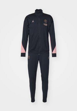 Svart träningsoverall med rosa detaljer, zip-up jacka, långa ärmar och matchande byxor. Innehåller broderade logotyper och lättviktsmaterial.