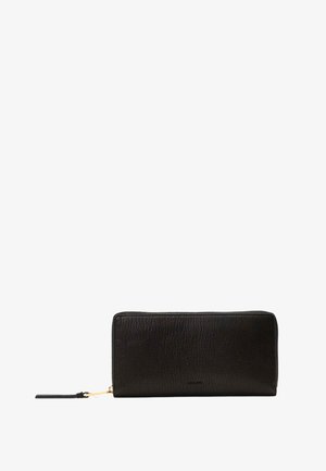 Portafoglio in pelle nera con finitura texturizzata, forma rettangolare, chiusura con zip e dettagli in metallo dorato. Design semplice e minimalista.