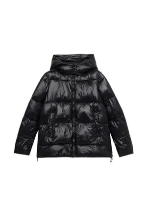 Sort pufferjakke med en skinnende finish, der har hætte, frontlynlås og to sidelommer. Stoffet ser ud til at være quiltet med en blank tekstur.