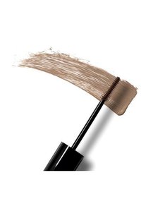 Gel à sourcils brun avec un pinceau applicateur plat s'étendant d'un tube noir. Une traînée de gel est visible, mettant en avant sa texture crémeuse.