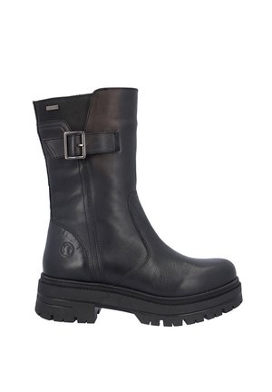 Bota negra de cuero hasta la mitad de la pantorrilla con suela gruesa de tacos, correa con hebilla lateral y panel texturizado en la parte superior trasera.