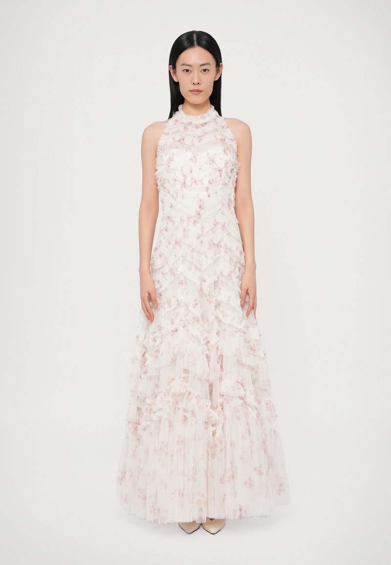 Rochie lungă, fără mâneci, de culoare roz deschis, cu volane suprapuse și modele florale. Material texturat cu design cu guler halter.